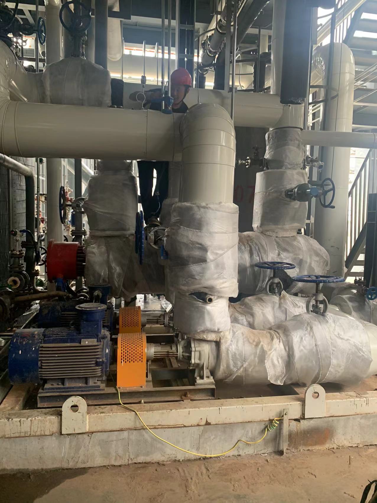 非標定制300KW導(dǎo)熱油加熱機組，實現(xiàn)用戶新廠區(qū)的油路管道升溫供暖，功能可完全根據(jù)需求選配