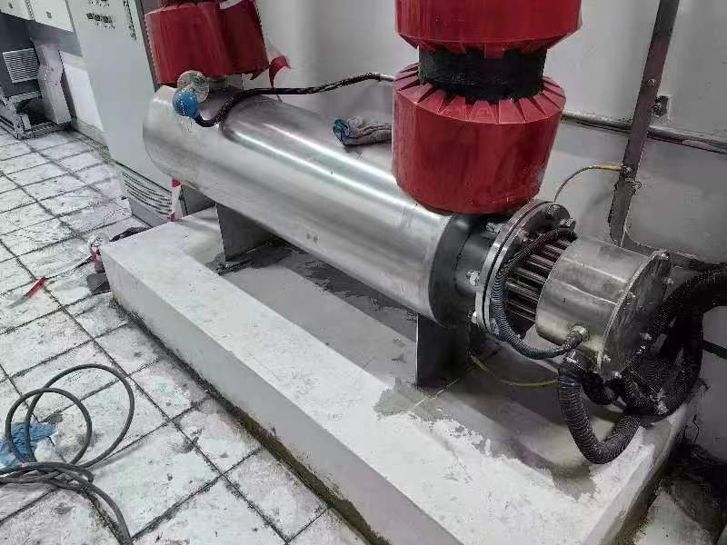 潤滑油加熱器，設(shè)計壓力1.0MPA，使用溫度60-80℃?？筛鶕?jù)流量與溫度升高值來調(diào)節(jié)加熱器功率，自動恒溫控制