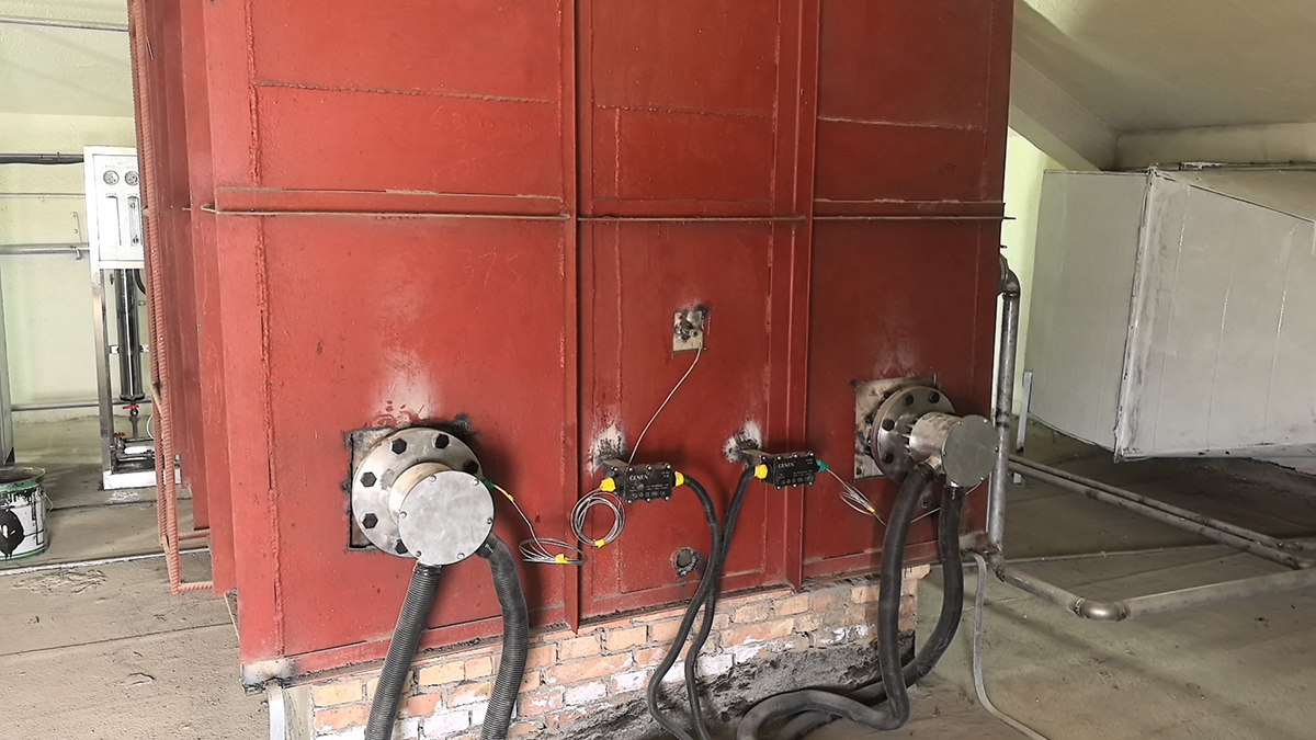 70KW水箱輔助加熱器，3m3水箱，升溫50℃，根據(jù)現(xiàn)場水箱的尺寸設計定制加熱器